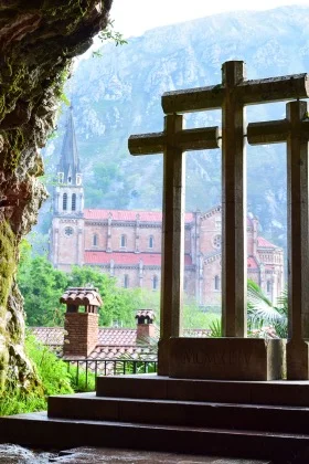 Basílica de Covadonga desde el interior de la Cueva Santa